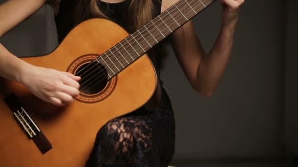 Дівчина грає на гітарі — стокове відео