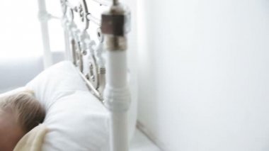 Küçük kız yatağında uyuyor.