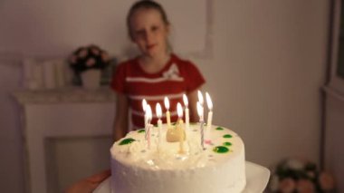 Doğum günü pastası ile mutlu çocuk