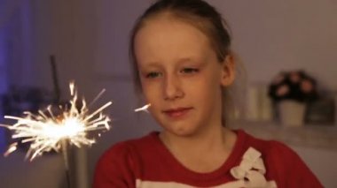 Havai fişekleri ile küçük kız.