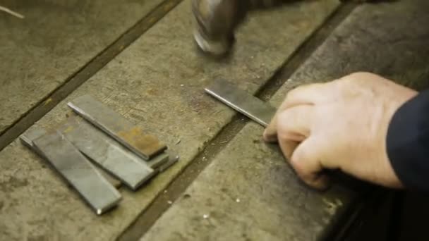 Steel hammer on metal plate. — Stock Video