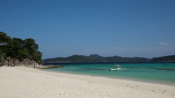 Hermosa playa y mar tropical — Vídeo de stock