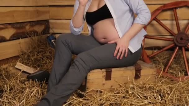 Belle femme enceinte dans une chemise et un chapeau de cow-boy . — Video