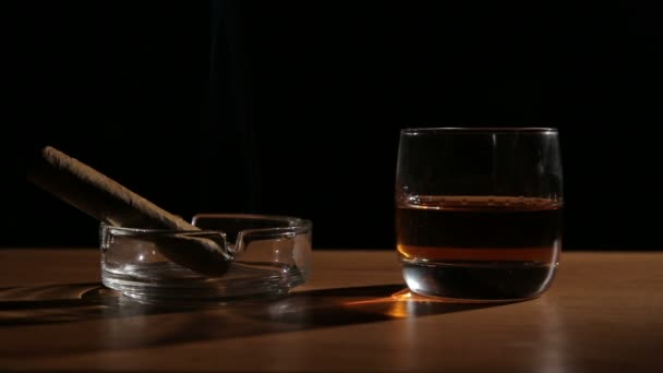 Виски и сигары — стоковое видео