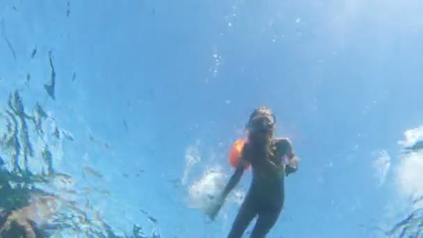 Ung flicka scuba diver — Stockvideo