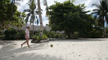 Hindistan cevizi ile oynayan genç kız