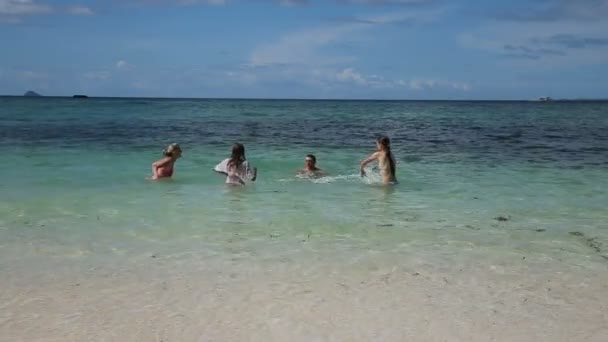 Familia feliz jugando en el mar — Vídeos de Stock