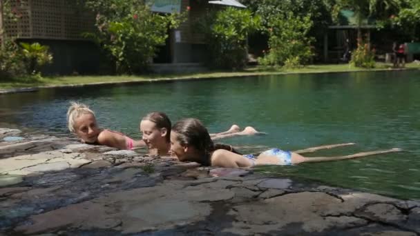 Familia feliz en la piscina — Vídeo de stock