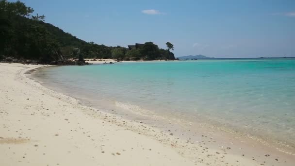 Hermosa playa y mar tropical — Vídeo de stock