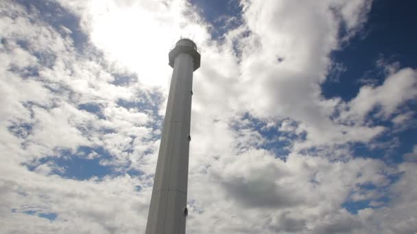 Mavi gökyüzü, bulutlar ile deniz feneri. Malapascua Adası — Stok video