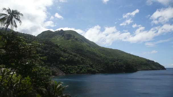 Paisaje con el mar y las montañas . — Vídeos de Stock