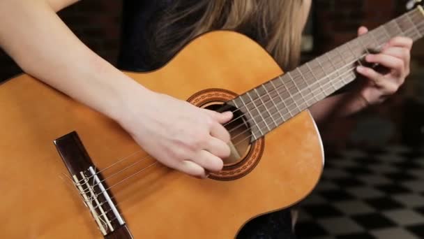 Girl playing the guitar — Stock Video