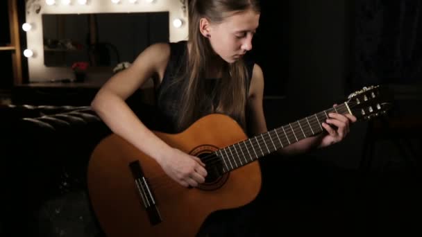 Meisje dat gitaar speelt — Stockvideo