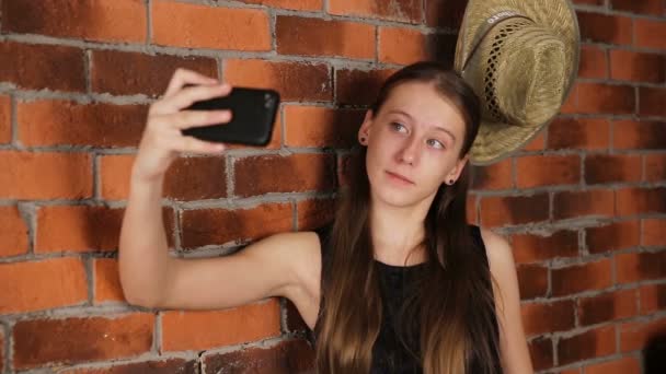 Young girl doing selfie. — Stock Video