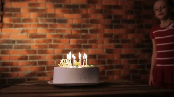 誕生日ケーキで幸せな子供たち — ストック動画