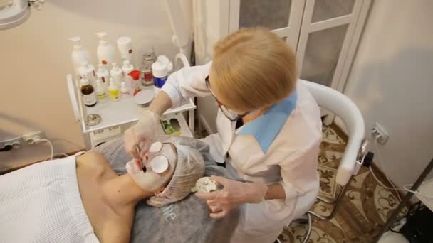 Face mask being applied during spa treatment — Stock Video