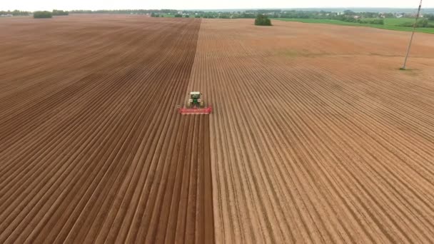 Farmář, setí, setí plodin na poli. Letecký pohled. — Stock video