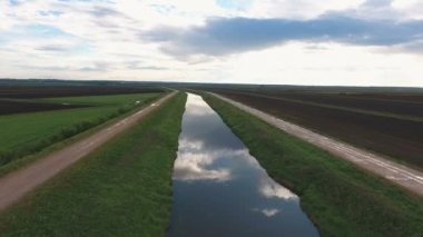 Havadan görünümü yeşil toprak ve küçük nehir.