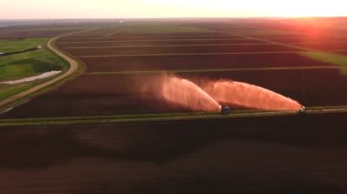 Hava görünümü: Sulama sistemi bir tarım alanını suluyor.