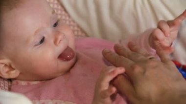 Anne bebeğini kaşık ile besleme.