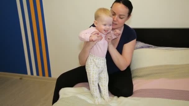 Madre y bebé jugando y sonriendo en casa — Vídeo de stock