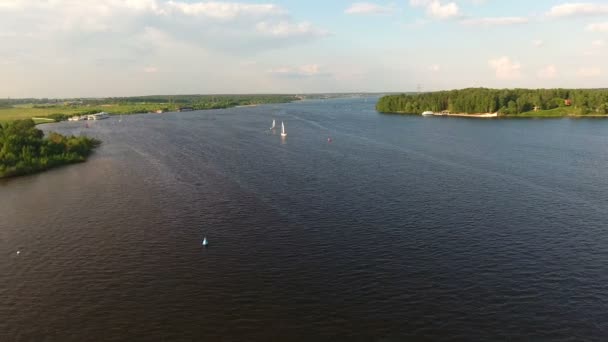 Vista aérea: Barco à vela no lago — Vídeo de Stock