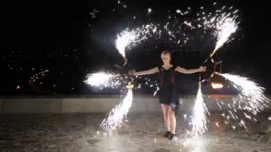 Karanlıkta ateş gösterisi.