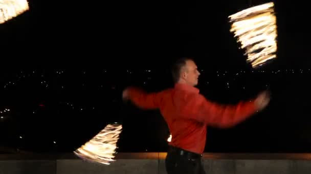 Feuershow im Dunkeln. — Stockvideo