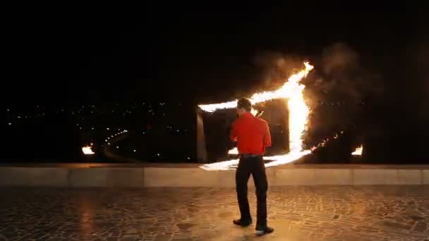 Show de fogo no escuro. — Vídeo de Stock