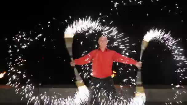 Feuershow im Dunkeln. — Stockvideo