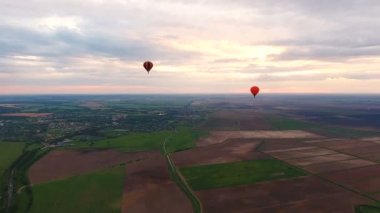 Sıcak hava balonları bir alanın üzerinde gökyüzünde. Havadan görünümü