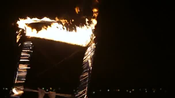 어두운 곳에서 열리는 불꽃 쇼. — 비디오