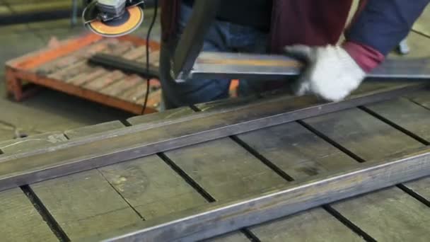 角磨床工人切钢 — 图库视频影像
