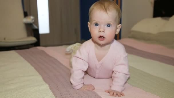 Bebé en una cama en el dormitorio — Vídeo de stock