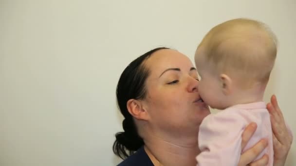 Mãe e bebê brincando e sorrindo em casa — Vídeo de Stock