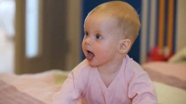 Bebek yatak odasında bir yatak üzerinde