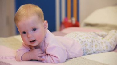 Bebek yatak odasında bir yatak üzerinde