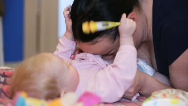 Madre y bebé jugando y sonriendo en casa — Vídeos de Stock