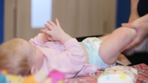 Mãe e bebê brincando e sorrindo em casa — Vídeo de Stock