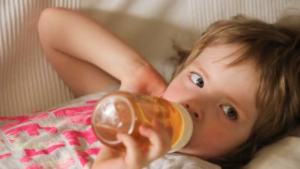 Bebé beber jugo forma botella. — Vídeo de stock