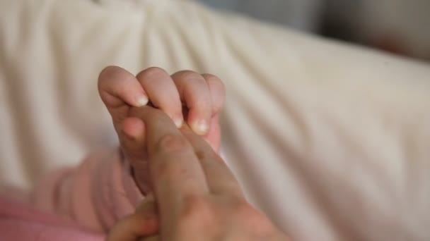 Mãe segurando mão bebê — Vídeo de Stock