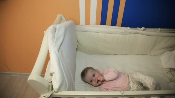 Baby op een bed in de slaapkamer — Stockvideo