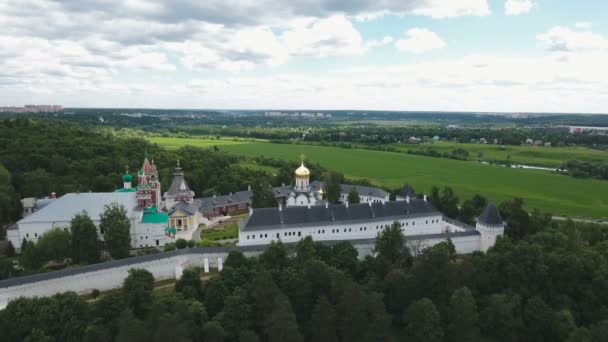 Monasterio cristiano ortodoxo.Vista aérea — Vídeos de Stock