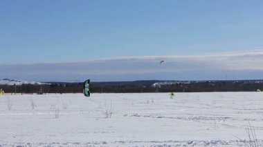 Kış snowkiting sahada.