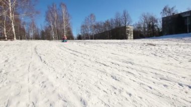 Tepeden aşağı sledging Yong kız