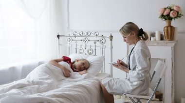 Kadın doktor hasta ile