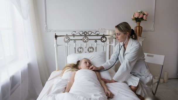 Doktor auscultating dítě se stetoskopem — Stock video