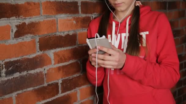 Girl with headphones listening music — Stock Video