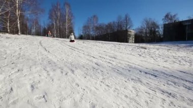 Tepeden aşağı sledging Yong kızlar