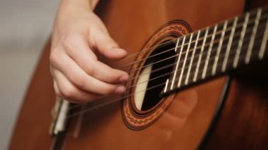 kadının elleri akustik gitar çalmak.